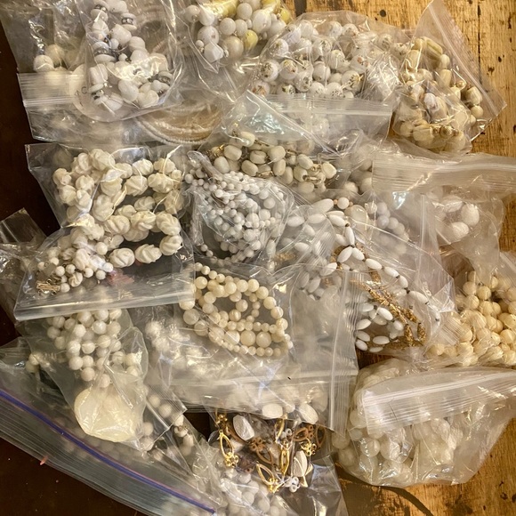 JUST WOW! Mother load of antique,Vintage,Costume +Retro Jewelry! - Picture 4 of 17